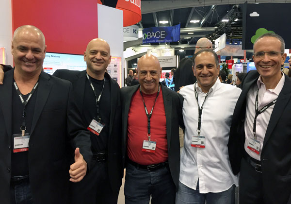 אנשי אורקל ישראל הצטלמו יחדיו לתמונת ניצחון. מימין: אלברטו מרנפלד, סמנכ"ל האחראי על היישומים; אילן שפיגלמן, מנהל השיווק של החברה; משה חורב, מנכ"ל אורקל ישראל וסגן נשיא החברה העולמית; יובל סברוני, סמנכ"ל בכיר ליצואני תוכנה; ועוזי נבון, סמנכ"ל מכירות טכנולוגיות