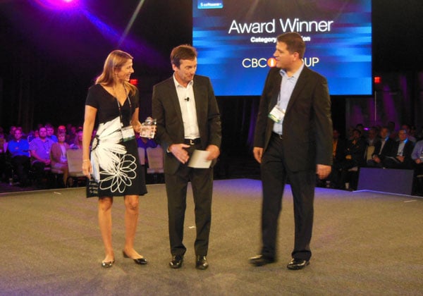רמי רימרצ'וק (מימין) ועדית שרויטמן מקבלים את פרס החדשנות מידי בכיר ב-Software AG