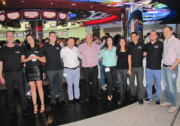 מימין: ארתור ברזין, מנהל מוצר OpenStack, רד-האט; רועי גולדנברג, מהנדס רד-האט לינוקס ומוביל פעילות וירטואליזייה וענן בקבוצת הקוד הפתוח במטריקס; אורן אויחמן, מהנדס רד-האט לינוקס בכיר בקבוצת הקוד הפתוח במטריקס; שירה רז-מייזנר, מנהלת השיווק של מטריקס; נוגה מאיר, מנהלת מכירות ושותפים עסקיים בקבוצת הקוד הפתוח במטריקס; חואן רובר, מנהל קבוצת הקוד הפתוח במטריקס; דן טולדנו, מנהל אזורי לישראל, יוון וקפריסין ברד-האט; מוטי הדס, סגן מנהל חטיבת מוצרי התוכנה של מטריקס; שרון אקשטיין, מנהלת מכירות בקבוצת הקוד הפתוח במטריקס; פיטר למקן, מנהל פתרונות High Availability בחברת LINBIT