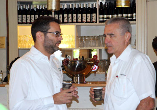 מימין: זאב שכטר, מנכ"ל מגלקום, ותומר שרון, מנכ"ל אואזיס