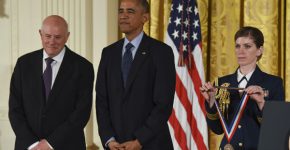 ד"ר אלי הררי, ממייסדי סאנדיסק (משמאל), עם נשיא ארצות הברית, ברק אובמה. צילום: ריאן ק. מוריס ו-The National Science and Technology Medals Foundation.