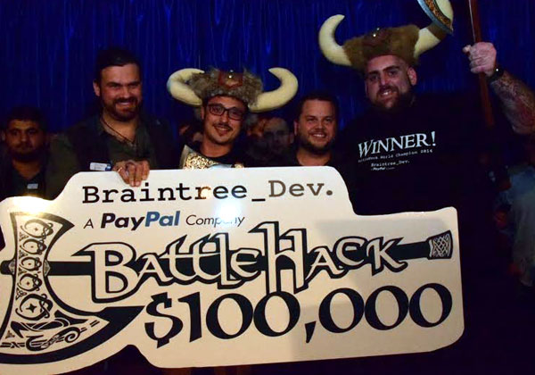 הזוכים הישראליים, עם ה-"כובעים" - משעלי מימין וקמינסקי באמצע. משמאל: ביל רדי, מנכ"ל Braintree