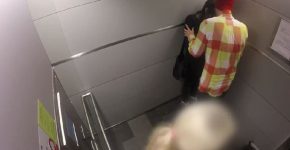 הגבר תוקף את בת זוגו - וה-"עדה" סתומת אזניים ויוצאת מהמעלית. צילום: מתוך הסרטון
