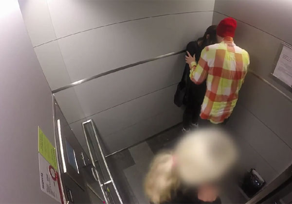 הגבר תוקף את בת זוגו - וה-"עדה" סתומת אזניים ויוצאת מהמעלית. צילום: מתוך הסרטון