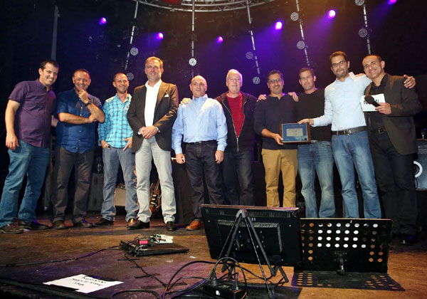 מימין: אילן יהושע, מנכ"ל Arrow ECS; תומר שרון, מנכ"ל אואזיס; גיא אלכסנדר, מנהל מכירות בג'וניפר; מוטי זמיר, מנהל מכירות באואזיס; דודי אילן, מנהל פעילות ג'וניפר ישראל; ליאון סוסנר, סמנכ"ל מכירות ב-Arrow ECS; אלכסיס בראבו, מנכ"ל Arrow ECS לאזור דרום אירופה; אבי ברק, מנהל מוצר ג'וניפר ב-Arrow ECS; פטריס אוזן, מנהל אזור אגן הים התיכון ב-Arrow ECS; ורואי ליטרט, מנהל שותפים בג'וניפר