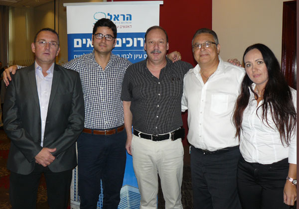 מימין: לבנת רוכנברג, אשת מכירות בהראל טכנולוגיות; אלי ברששת, סמנכ"ל המכירות של הראל טכנולוגיות; רענן סיטון, מנהל הערוצים העסקיים של HDS; ירון כהן, מהנדס מערכות ב-HDS; ושגיב קרוננבלט, מנהל פרויקטים ומומחה FCS ב-HDS