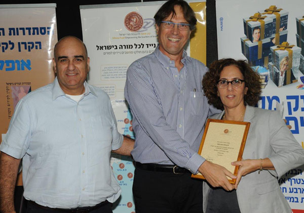 "מחשב נייד לכל מורה" בתמונה: רון כהן, מנהל השיווק של בנק מסד, אורי בן ארי, מייסד ונשיא קרן אתנה ואורלי טרץ מנהלת סניף מסד בראשון לציון