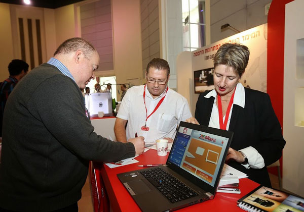 דפנה כהן, מנהלת תיקי לקוחות במפעיל, ושוקי גרינברג, יועץ טכני בחברה, מדגימים לנציג עיריית חיפה מה ניתן לעשות בעזרת התלת מימד