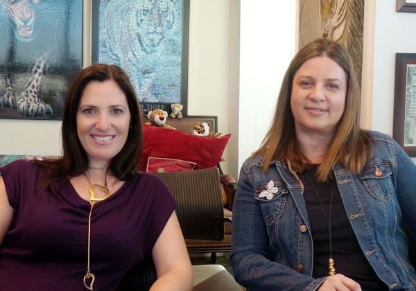 מימין: עידית רוזנברג ומיכל זילבר, מנהלות מחלקת ההיי-טק במשרד יחסי הציבור רימון כהן שינקמן. צילום: פלי הנמר