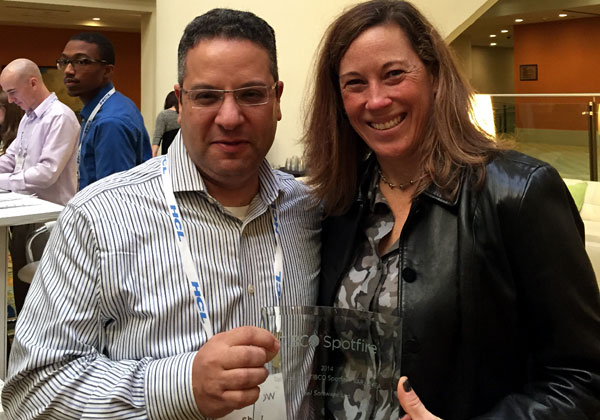 שי גנות, מנהל אגף יישומים עסקיים ביעל תוכנה, מקבל את הפרס מג'סיקה פידג'ון, מנהלת תוכנית השותפים ב-Tibco