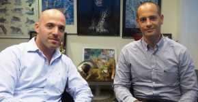באו לבקר במאורת הנמר: מימין - דני לב רן, מנהל מכירות באגף Business Innovations ביעל תוכנה, ואמיר רוזן, מנהל האגף