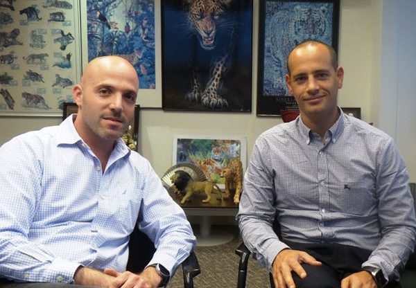 באו לבקר במאורת הנמר: מימין - דני לב רן, מנהל מכירות באגף Business Innovations ביעל תוכנה, ואמיר רוזן, מנהל האגף