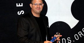טל פלורנטין, מנכ"ל UXVision, יחד עם הפרס