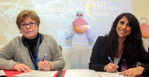 מימין: זיוה איגר, ראש החטיבה להשקעות זרות ושיתוף פעולה תעשייתי במשרד הכלכלה, ומקסין פסברג, מנכ"לית אינטל ישראל, בטקס היום