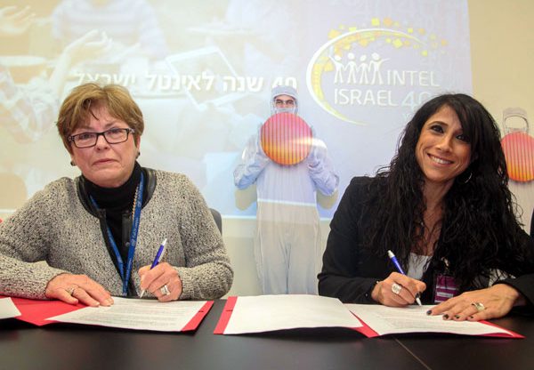 מימין: זיוה איגר, ראש החטיבה להשקעות זרות ושיתוף פעולה תעשייתי במשרד הכלכלה, ומקסין פסברג, מנכ"לית אינטל ישראל, בטקס היום