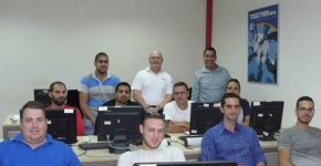 מימין למעלה: רונן נוי, מנהל מכירות ישראל בקומוולט, מרטין וויליאמס, מדריך הקורסמטעם קומוולט, וחלק מהמשתתפים