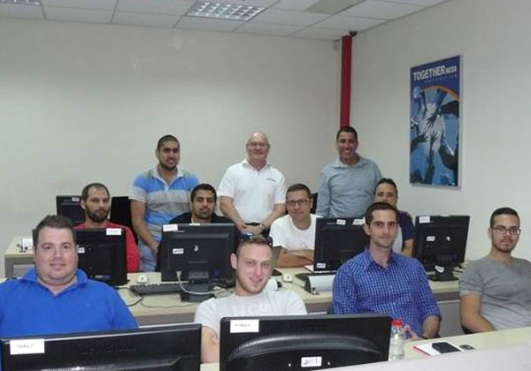 מימין למעלה: רונן נוי, מנהל מכירות ישראל בקומוולט, מרטין וויליאמס, מדריך הקורסמטעם קומוולט, וחלק מהמשתתפים