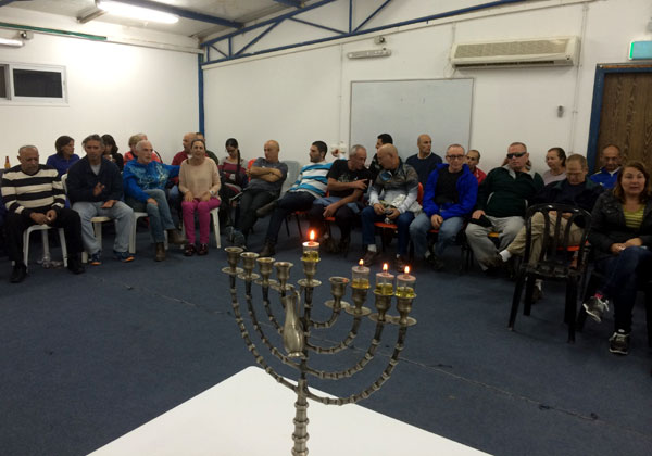 אנשי העמותה, ישראכרט והמתנדבים נתנו אור לעוורים בחנוכה