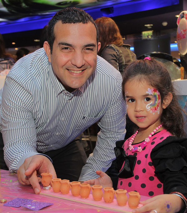 שי בקפן, מנכ"ל אורפק, ובתו בונים חנוכיה