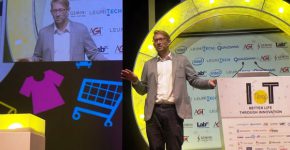 על הבמה: ד"ר גיא הופמן, ראש מעבדת החדשנות של המרכז הבינתחומי, מומחה רובוטיקה בינלאומי