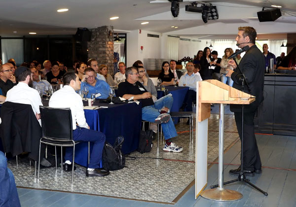 שחר בן עמי, מנכ"ל KMS lighthouse מקבוצת אמן, בפתיחת הכנס