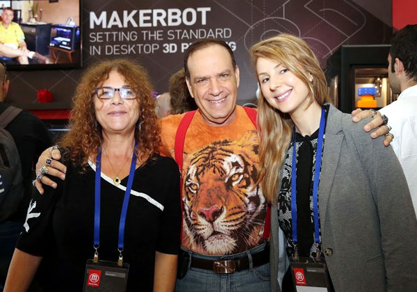 פלי הנמר, יזם ומנהיג אנשים ומחשבים, עם ברכה לייט, ראש תחום הדפסת תלת מימד בסיסטמטיקס, ואלונה דבורין, מנהלת התקשורת השיווקית של MakerBot