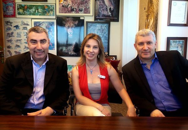 באו לבקר במאורת הנמר: מימין - דורון קרופמן, מנהל פעילות APC בישראל מבית שניידר אלקטריק; אירה גוטמן, מנהלת השיווק של שניידר אלקטריק ישראל; וטיירי צ'מאיו, סגן נשיא ב-APC מבית שניידר אלקטריק לאזור מרכז אירופה, אפריקה, המזרח התיכון וישראל