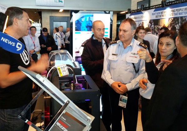 אריק שפט, מנהל תחום מדפסות תלת מימד בסיסטמטיקס, בדברי הסבר למפכ"ל המשטרה ולפמלייתו