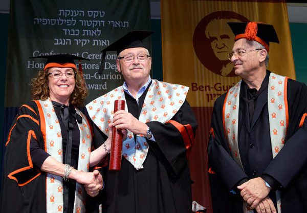 ד"ר יוסי ורדי (במרכז) מקבל את התואר דוקטור לשם כבוד מפרופ' צבי הכהן, רקטור אוניברסיטת בן גוריון, ופרופ' רבקה כרמי, נשיאת האוניברסיטה