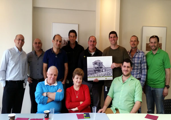 מימין: איתי ששון, מיישם במטריקס; ישראל וייסברג, מנהל תחום LN במטריקס; יקי כהן, מנהל פרויקטים פיננסיים ב-JDBH Works ומי שהוביל את הפרויקט מטעם החברה; נועם גפני, חשב ב-JDBH Works; דניאל מור, SM Manager ב-JDBH Works; מיכאל רוזנבלאו, מנהל התפעול של JDBH Works; יוסי פז, מיישם במטריקס; ורותם ספיר, מנהל אגף פתרונות עסקיים במטריקס. יושבים, מימין: דודו מוסקונה, מיישם במטריקס; גלינה קרייזלר, מנהלת התפ"י של JDBH Works; ויעקב הדר, מנהל המפעל של JDBH Works