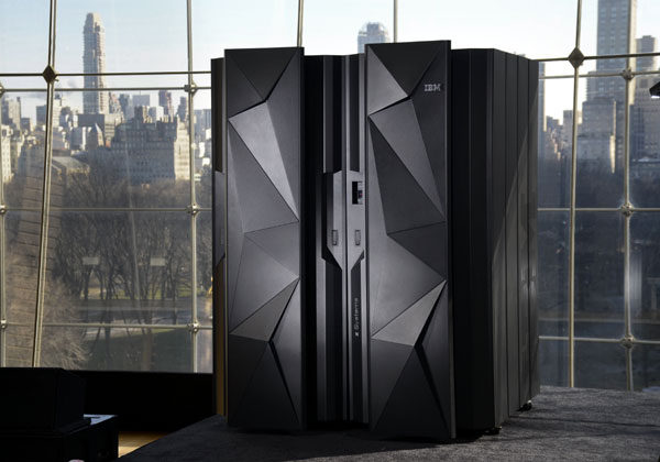 המיינפריים z13 של יבמ. צילום: אוגוסטו מנזס, Feature photo service, עבור הענק הכחול