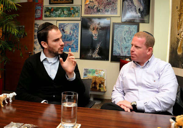 באו לבקר במאורת הנמר: מימין - פיני לנגמן, יזם ומנהל תחום הדטה סנטרים ב-Optunity, ואלשנדרה (לילו) חכמוביץ', מייסד ושותף מנהל ב-Meebo הברזילאית ומייסד Visionarios - מרכז חדשנות עבור צעירי ברזיל