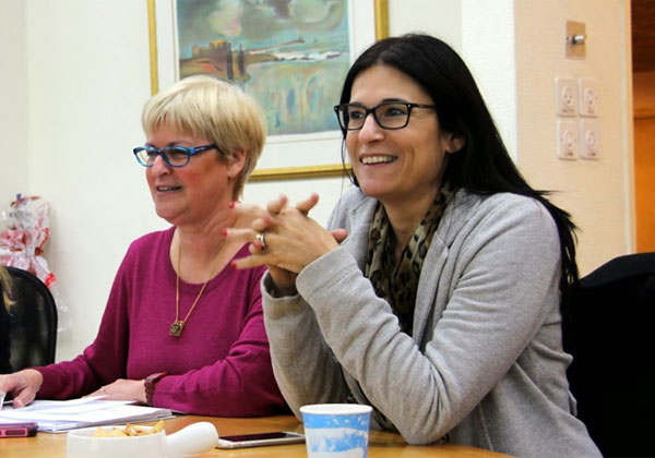 מימין: מיכל הירש נגרין, מנכ"לית עיריית רעננה, וענת ספקטור, מנמ"רית העירייה