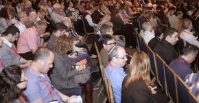 במהלך הכנס היה האולם מלא מפה לפה במשתתפים שהאזינו לדברי המרצים השונים