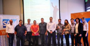 מימין: שרון בן-ארי, מנהלת שותפים בסאפ ישראל; מירב שמחי, מנהלת קשרים עם האקו-סיסטם בסאפ; מייק קמלמכר, סמנכ״ל וראש מעבדת החדשנות של סאפ בישראל; אינה טוקרב, ארכיטקטית פתרונות בכירה במעבדת החדשנות של סאפ בישראל; שלומי, ראש מיזם KIRJA; יואב קורן, מנכ"ל BrandShield; אבישי שוהם, מייסד EVO; מרון ווילף, מייסד APP.ME.B; גידי שטיין, מנכ"ל ומייסד MedAware; גלעד מאירי, מנכ"ל ומייסד משותף של Neura; וגארי פארנל, מנהל גיוס הסטארט-אפים לאזור EMEA בתוכנית Startup Forum SAP