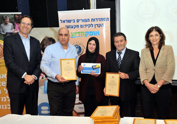 מימין: דפנה תמיר, מנהלת תוכנית מחשב נייד לכל מורה בקרן אתנה; יעקב שורי, מנכ"ל בנק מסד; לינדה מטר, המורה ה-10,000, מהמועצה המקומית עין מאהל; רון כהן , מנהל שיווק ומכירות בבנק מסד; ואורי בן-ארי מייסד ונשיא קרן אתנה