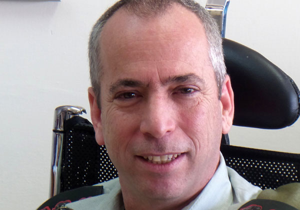 אל"מ אבנר זיו עם המדים. צילום ארכיון: פלי הנמר