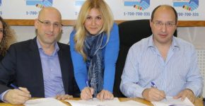 לפני שנה הצדדים ידעו ימים יפים יותר. טקס החתימה על ההסכם הקיבוצי. מימין: אבי ניסנקורן, יו"ר ההסתדרות; מיה יניב, יו"ר ועד העובדים של סלקום; וניר שטרן, מנכ"ל החברה. צילום ארכיון: אורן כהן, דוברות ההסתדרות