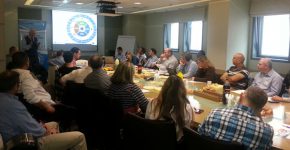 המשתתפים מאזינים רוב קשב למרצים בכנס