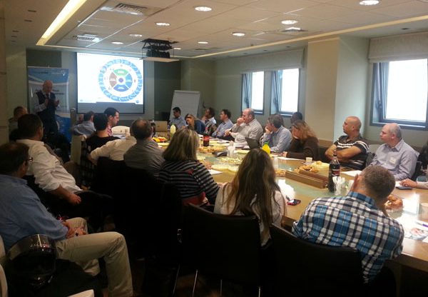 המשתתפים מאזינים רוב קשב למרצים בכנס