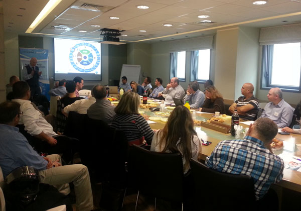 המשתתפים מאזינים רוב קשב למרצים בכנס