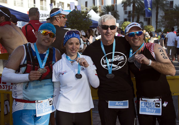 מימין: שי גוטמן, מנמ"ר UPS, אריה רייכר, מנמ"ר רשת, וערן גוטמן, מנמ"ר שיכון ובינוי, שסיימו את מסלול חצי Israman. ביניהם: נורית הורביץ מאומניטק, שהשתתפה כחלק משלשה וסיימה את מסלול האופניים