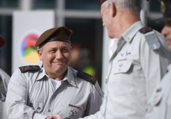 שני רבי אלופים לוחצים ידיים בטקס החלפת הרמטכ"לים: גדי אייזנקוט (עם הפנים למצלמה) ובני גנץ. צילום: דובר צה"ל