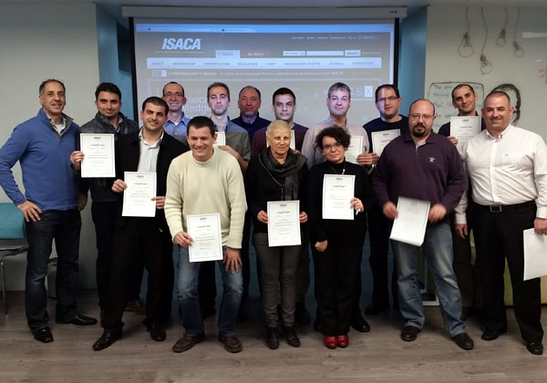 עומדים: בשורה האחורית, מימין - הראל סובוביץ', מנהל הביקורת הפנימית בדלתא גליל תעשיות; חן ברגמן ממחלקת הביקורת הפנימית של אלביט מערכות; שי איווניר מהתעשייה האווירית; זוהר קשרו - רו"ח מאמישראגז; משה בולר, חוקר פרטי; דני דבורקין, מבקר פנימי באודיט ביקורת ובקרה; אלון זולר; משה גל, יועץ באלקלעי מונרוב ושות' AlMo; וגיא מונרוב, רו"ח, סגן נשיא ISACA ישראל ויו"ר ועדת ההשתלמויות, שותף בפירמת הייעוץ אלקלעי מונרוב ושות' AlMo. עומדים בשורה הקדמית, מימין - שחם גונצ'רובסקי, רו"ח, חבר מועצה ב-ISACA ישראל ויו"ר הוועדה המקצועית; פאבל בללובסקי ממחלקת הביקורת הפנימית של דלויט; גלית זייתוני-תבור, מנהלת תחום SOX וביקורת מערכות מידע באנטרופי יועצים; רותי גיא, מבקרת פנים, ארגוני קניות קיבוציים; איתן נאמן; ומשה בוסי, מנתח נתונים מאלקלעי מונרוב ושות' AlMo