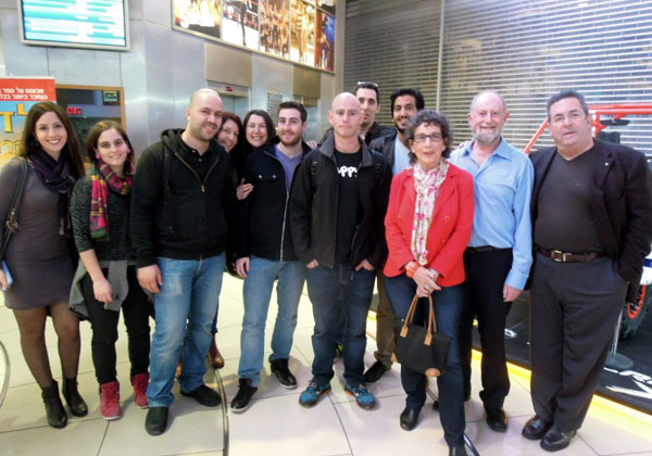 מימין: המנכ"לים המשותפים של ליבי טכנולוגיות תוכנה, ירון הירשזון ודוד קפלן, יחד עם העובדים הנוספים שהגיעו לצפות בסרט