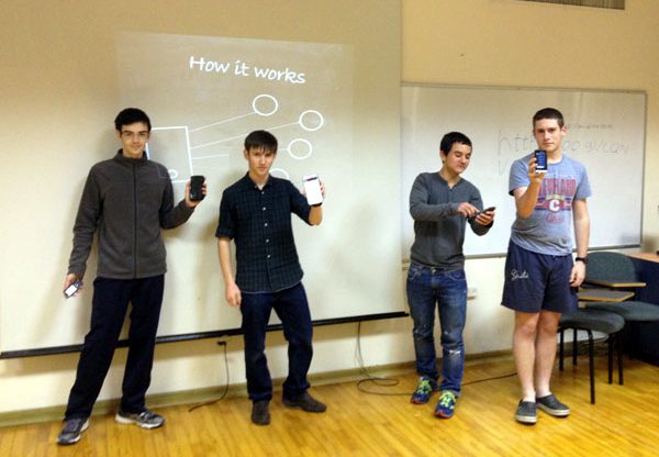 תלמידים מציגים את הפיתוחים שלהם. מימין: אופק רייזרמן קדר, דניאל פרבר, מתן ארקין ונועם יונגרמן