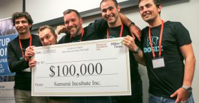 אנשי דוגיז עם הצ'ק. צילום: יח"צ