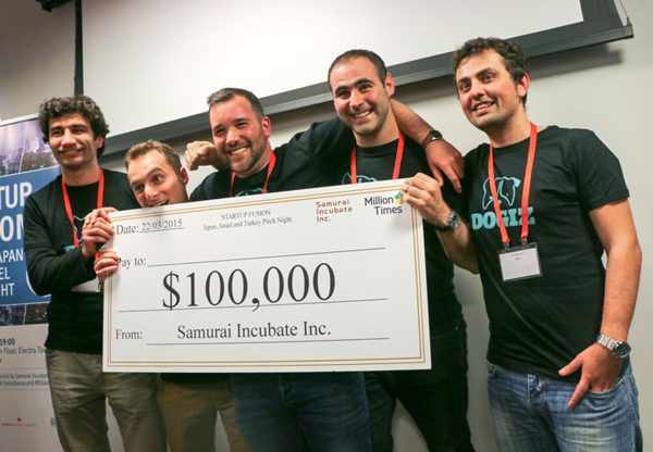 אנשי דוגיז עם הצ'ק. צילום: יח"צ