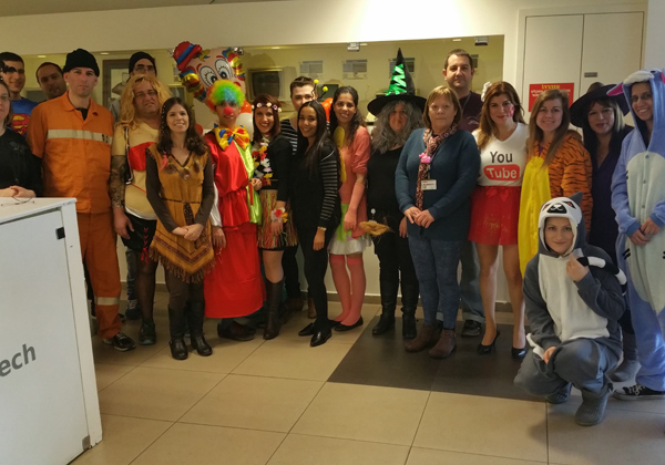 עובדי מדיאטק עם שלל תחפושותיהם