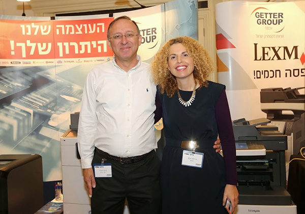 בתמונה: מימין איריס אגם מנהלת השיווק של גטר עם המנכ"ל בועז יהודה. גטר חשפה בכנס פתרונות ייחודיים של חברת לקסמרק אותה היא מייצגת בישראל, מזה שנים רבות. יהודה סיפר כי החברה מציגה פתרונות הדפסה מניהול המסמך בארגון, סריקתו למערכות המחשוב הארגוניות: "יש לגטר טק חזון טכנולוגי ועסקי שמתאים לעידן בו אנחנו חיים והיצע פתרונות במגוון טכנולוגיות ותקנים, שניתנים להתאמה ללקוחות הארגוניים", סיפר, והמשיך בהרצאה בכנס על פתרונות שהחברה שלו מציגה לעולם הניידות והמובייל.